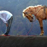 namaz-kilan-adam-at
